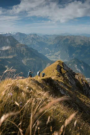 Eine Berg-Landschaft im Sommer mit einer Sicht auf weitere Bere im Hintergrund.